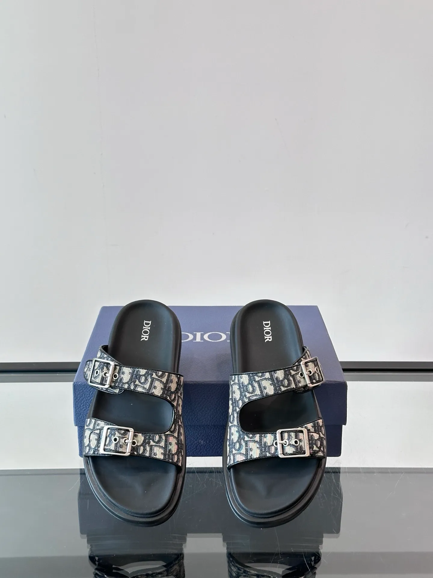 Factory price: 300💰Dior Aqua men's sandals and slippers. Showcasing Dior haute couture design. The Dior gray suede strap is accented with an aluminum Dior buckle for added style. Paired with a comfortable tonal notch sole, they pair easily with shorts or jeans for a sophisticated look. Main body: suede cow leather, technical fabric lining: cow leather, with adjustable straps, aluminum Dior buckle, Dior gray EVA insole, tonal notch rubber outsole splicing structure👌👌 size: 38-44 (45.46 customized)